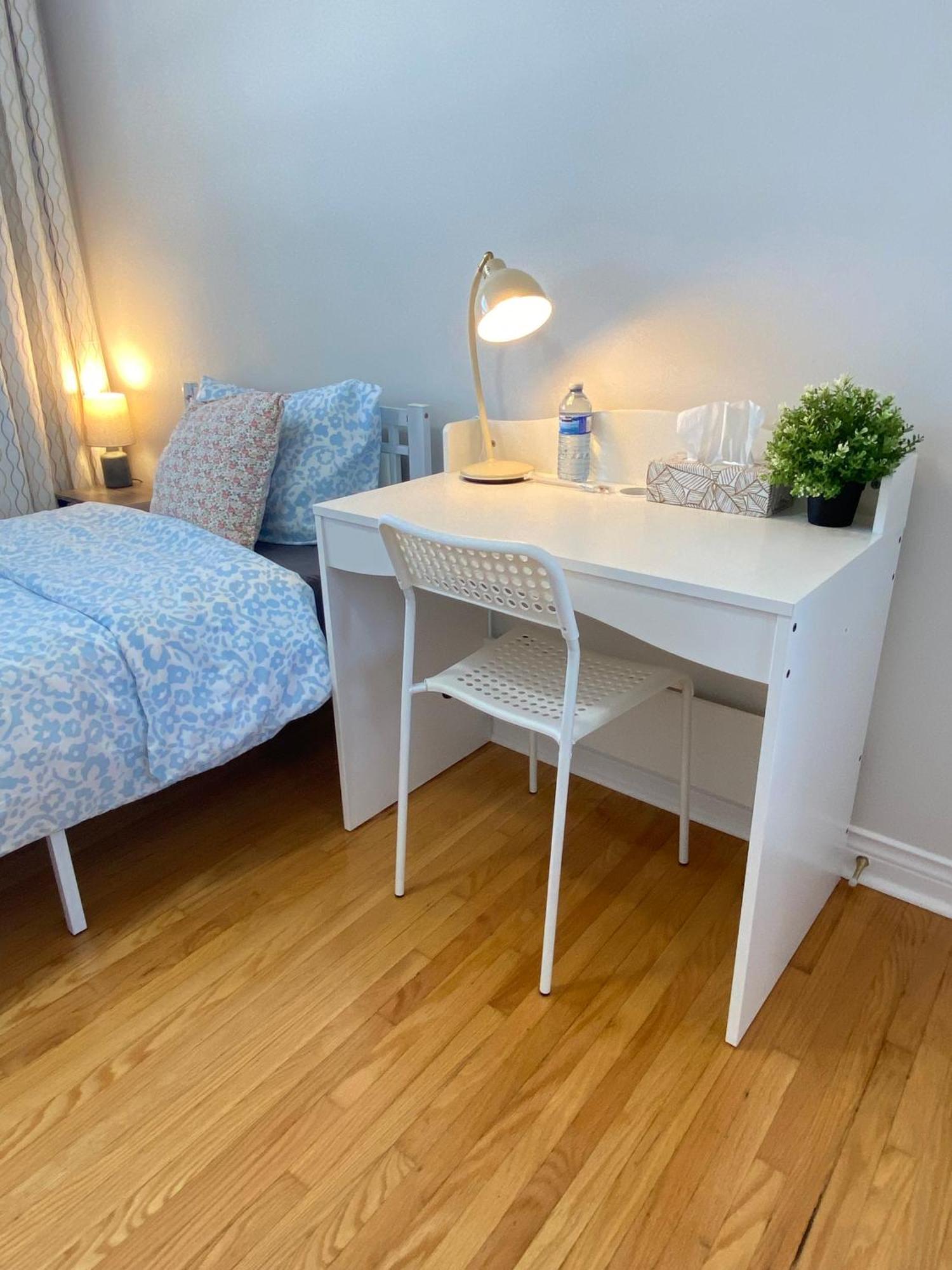 ホテル Sunny House - Main Floor, Free Parking, In トロント 部屋 写真
